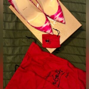 CHRISTIAN LOUBOUTIN
Shocking Pink Glitter Art Patent Leather